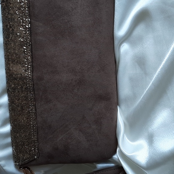 Suede like clutch purse.Detachable wrist strap.  Gold coloured sparkly t… - Picture 9 of 10